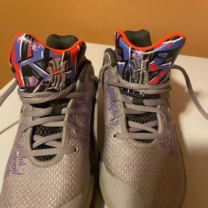Girls 3.5 kyrie basketball shoes